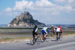 Les cyclos au Mont-St-Michel, sous le soleil, quelle chance (...)
